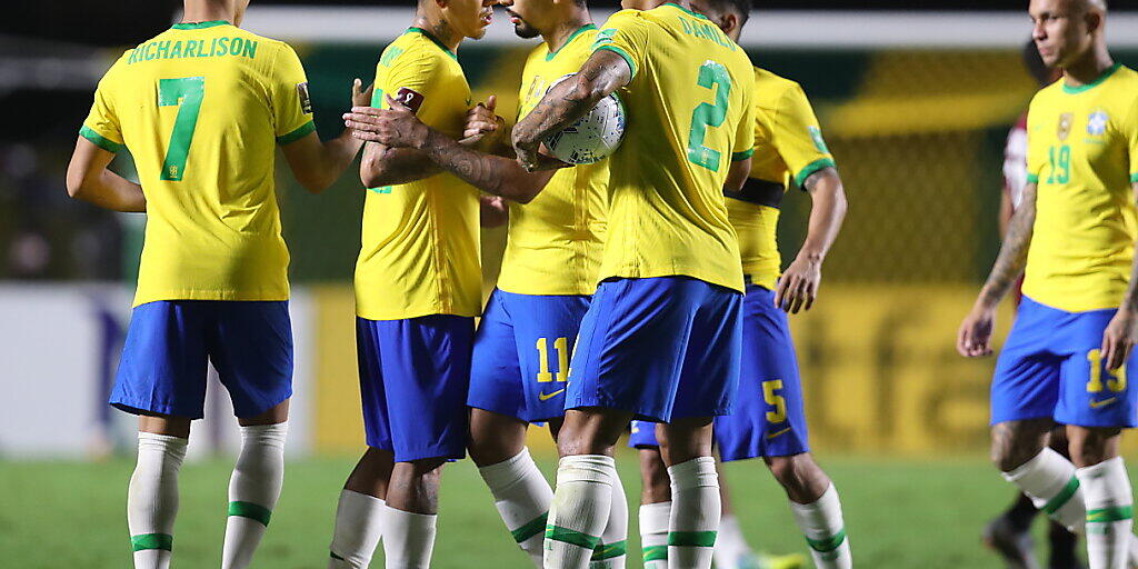 Die brasilianischen Spieler freuen sich über das einzige Tor gegen Venezuela Die brasilianischen Spieler freuen sich über das einzige Tor gegen Venezuela
