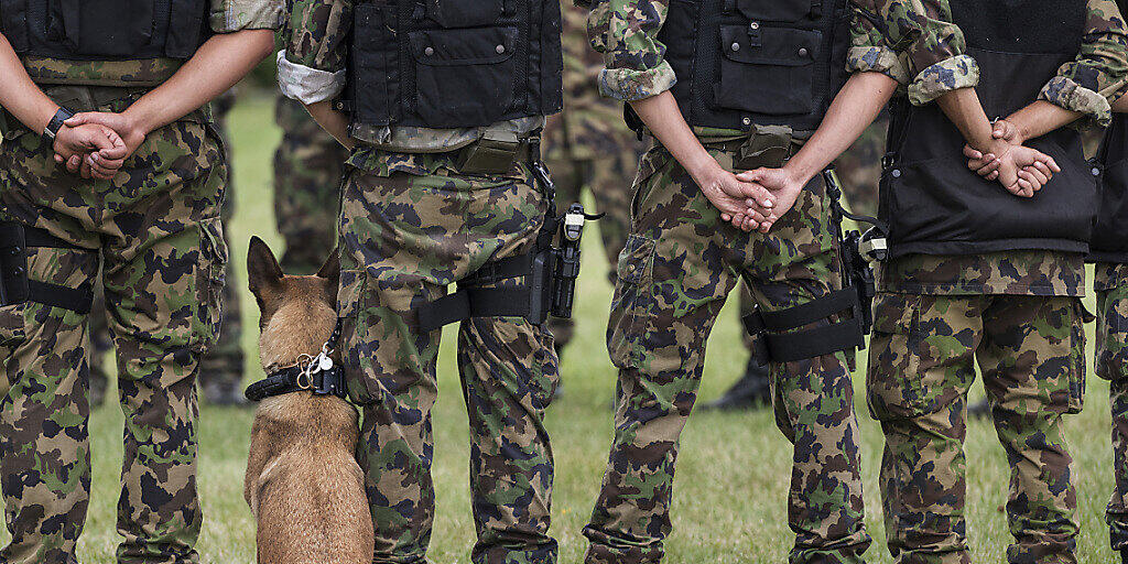 91 Rekruten litten in Sitten unter Durchfall. Es handelt sich laut Armee-Angaben um eher leichte Fälle. Niemand musste hospitalisiert werden. (Archivbild) 91 Rekruten litten in Sitten unter Durchfall. Es handelt sich laut Armee-Angaben um eher leichte Fälle. Niemand musste hospitalisiert werden. (Archivbild)