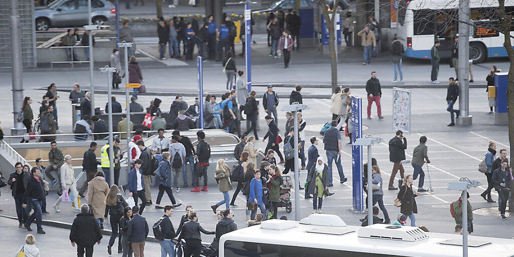 Die Verkehrskommission des Nationalrates will das Umsteigen zwischen verschiedenen Verkehrsmitteln erleichtern. Der Bundesrat soll ein Busterminal-Konzept erarbeiten. Im Bild der Busterminal vor dem Bahnhof Luzern.