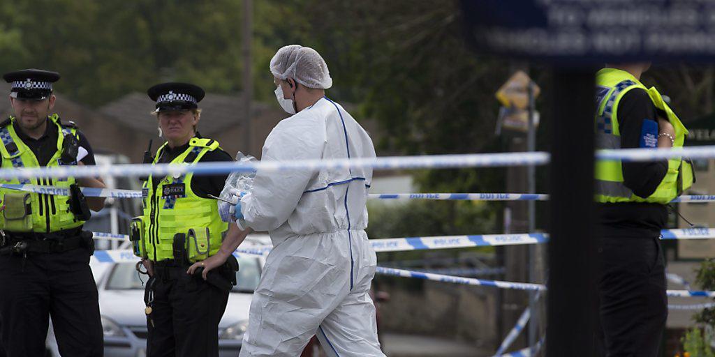 Polizisten und Spezialisten am Tatort in der Nähe der nordenglischen Stadt Leeds.