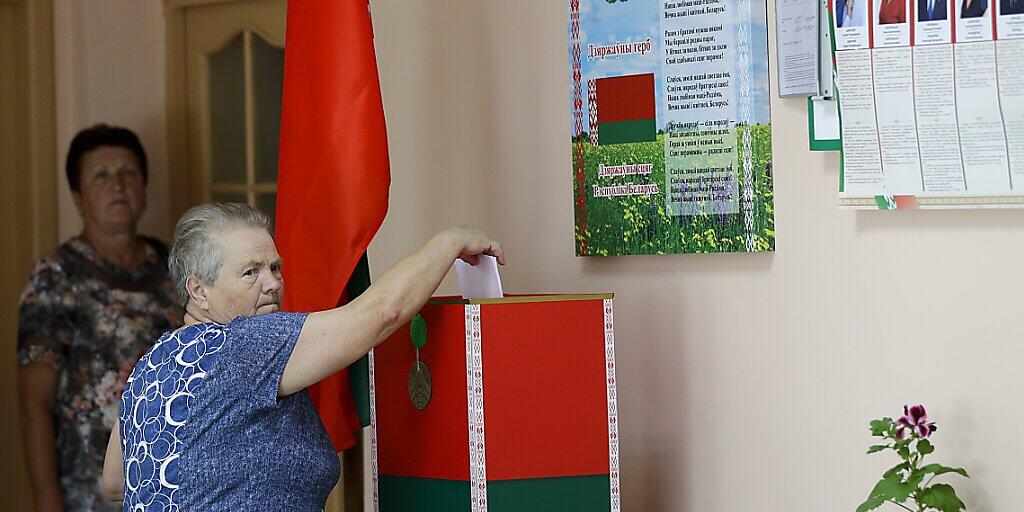 Eine Frau wirft ihren Stimmzettel in eine Wahlurne. Die Staats- und Regierungschefs der EU werden das Ergebnis der umstrittenen Präsidentenwahl in Belarus nicht anerkennen. Foto: Sergei Grits/AP/dpa Eine Frau wirft ihren Stimmzettel in eine Wahlurne. Die Staats- und Regierungschefs der EU werden das Ergebnis der umstrittenen Präsidentenwahl in Belarus nicht anerkennen. Foto: Sergei Grits/AP/dpa