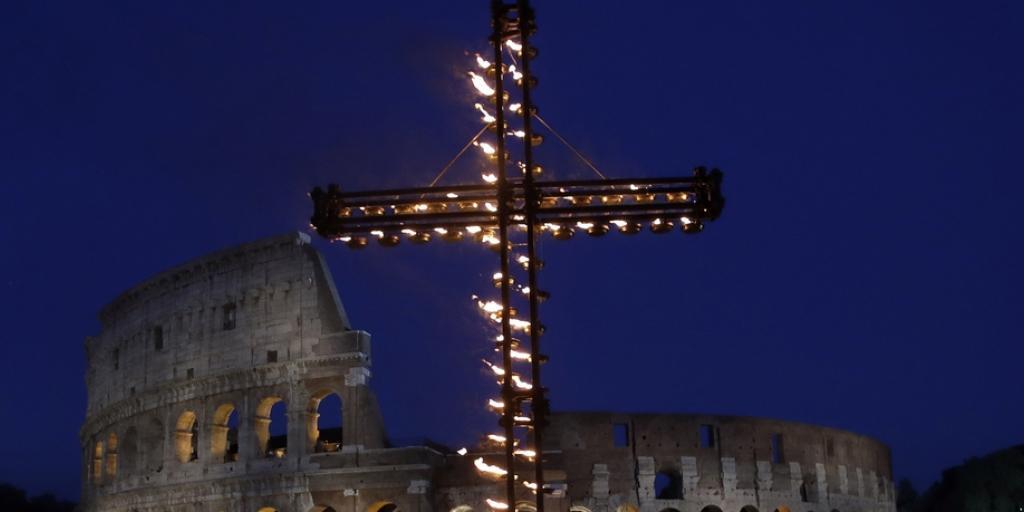 Die traditionelle Zeremonie am Karfreitagabend lief im Schein vieler Fackeln auf der sogenannten Via Crucis vor dem Kolosseum ab.