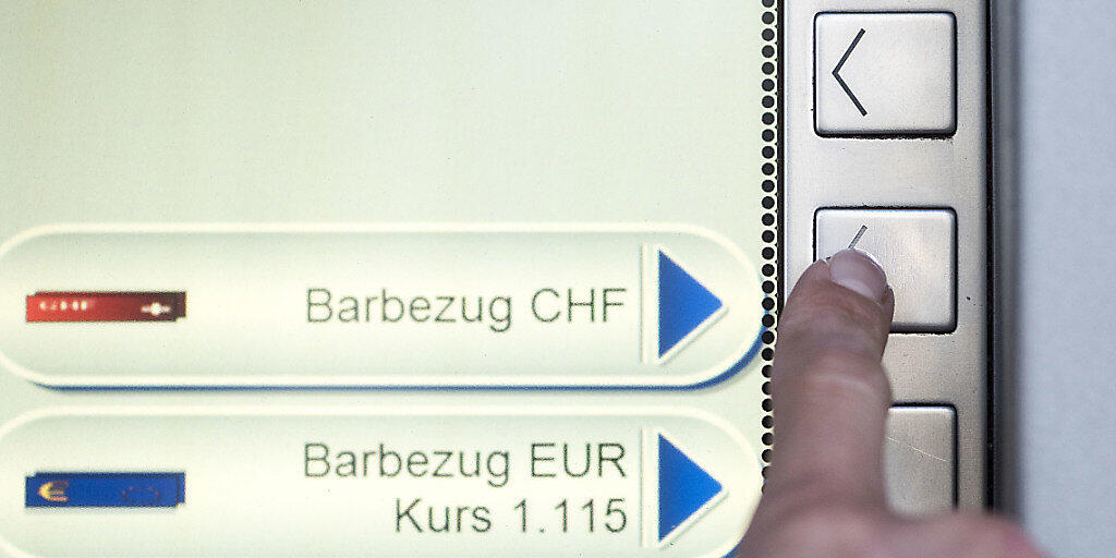 Der Fremdwährungsbezug am Bankomaten kann sich vor allem im Ausland lohnen - aber nur mit Debitkarte. (Symbolbild)