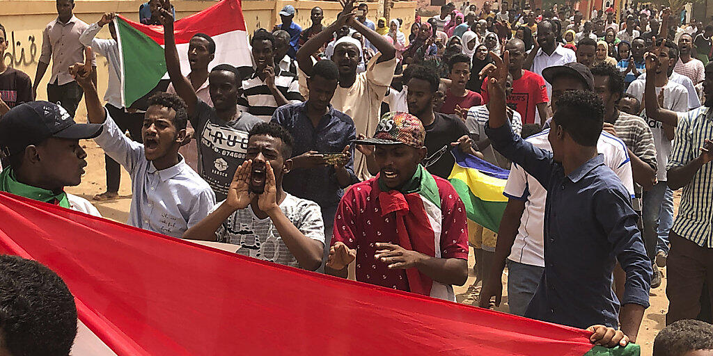 In der sudanesischen Hauptstadt Khartum sind am Sonntag erneut Tausende Demonstranten für die Einsetzung einer Zivilregierung im Land auf die Strasse gegangen.