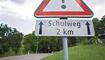 SCHWEIZ, SCHILD, SCHILDER, VERKEHRSSCHILD, GEFAHRENSCHILD, GEFAHRENSIGNAL, SIGNAL, SIGNALE, SIGNALISATION, SIGNALISATIONSSCHILD, SCHULWEG, STRASSE, STRASSEN, WIESE, GRAS, LANDSCHAFT, WALD, WAELDER, GEFAHR, VELOWEG, VELOWEGE, FAHRRADWEG, FAHRRADWEGE, SCHUL