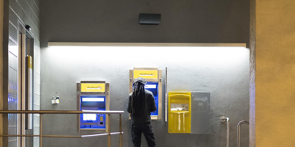 Der Bargeldbezug im Ausland mit Postfinance-Karten wurde in den letzten Monaten durch ein fehlerhaftes Software-Update teilweise verunmöglicht. Die mangelhaften Karten werden nun ersetzt. (Symbolbild)