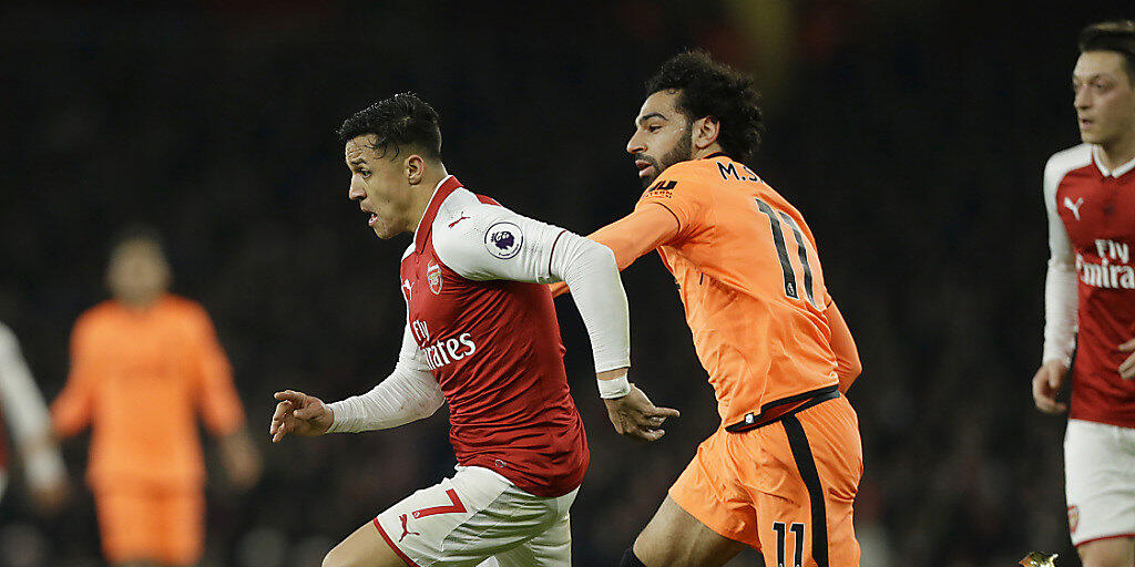 Arsenals Alexis Sanchez (links) ist vor Mohamed Salah von Liverpooal am Ball