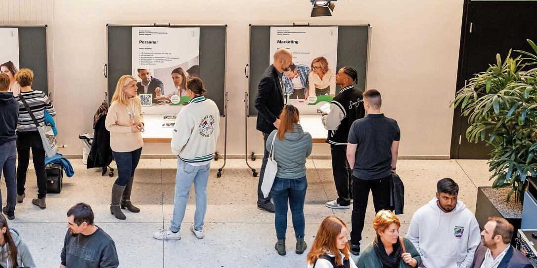 Die höheren Berufsabschlüssen gelten als Rückgrat der heimischen Wirtschaft. In Liechtenstein wiesen im Jahr 2020 9,4 Prozent einen höheren Fach- und Berufsbausbildung. Weitere 3,4 Prozent verfügte über ein HF-Diplom.