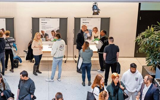 Die h&ouml;heren Berufsabschl&uuml;ssen gelten als R&uuml;ckgrat der heimischen Wirtschaft. In Liechtenstein wiesen im Jahr 2020 9,4 Prozent einen h&ouml;heren Fach- und Berufsbausbildung. Weitere 3,4 Prozent verf&uuml;gte &uuml;ber ein HF-Diplom.