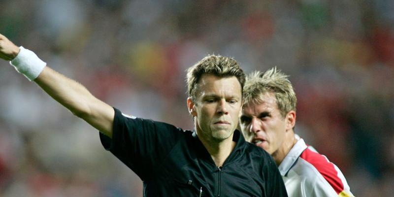 Im EM-Viertelfinal 2004 gegen Portugal der Buhmann der Engländer: Schiedsrichter Urs Meier (im Hintergrund Phil Neville)