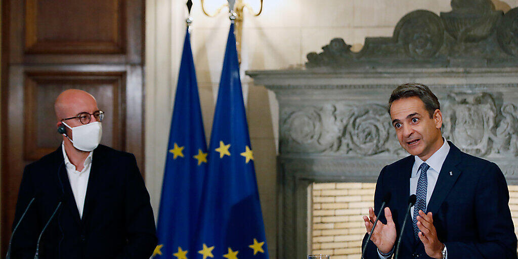 Kyriakos Mitsotakis (r), Ministerpräsident von Griechenland, spricht neben Charles Michel, Präsident des Europäischen Rates, bei einer gemeinsamen Pressekonferenz nach ihrem Treffen im Kronprinzenpalais. Foto: Thanassis Stavrakis/AP/dpa