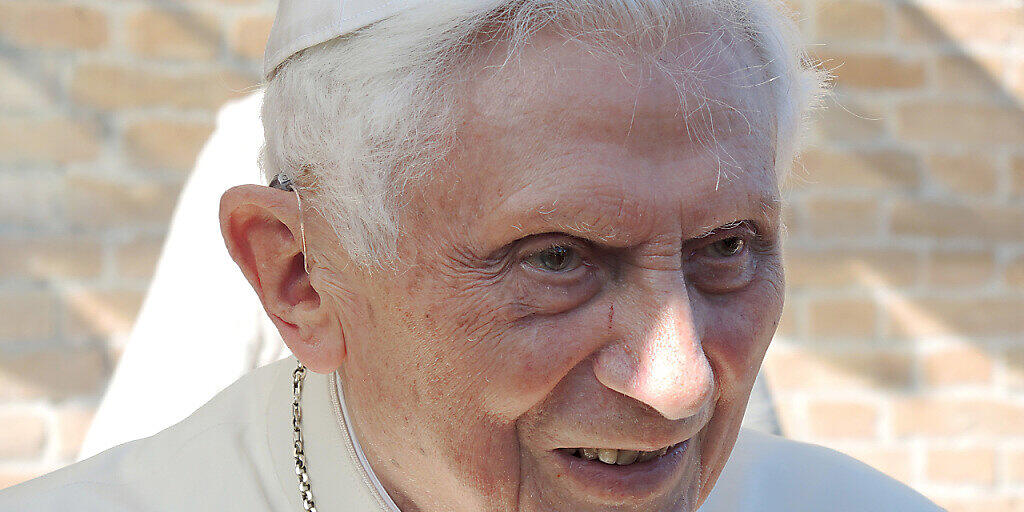 ARCHIV - Joseph Ratzinger, der emeritierte Papst Benedikt XVI., sitzt vor dem Kloster Mater Ecclesiae in den Vatikanischen Gärten. Benedikt XVI. ist in Bayern. Er besuche in Regensburg seinen kranken Bruder Georg Ratzinger, sagte Vatikan-Sprecher Matteo Bruni am Donnerstag der Deutschen Presse-Agentur. Foto: Lena Klimkeit/dpa