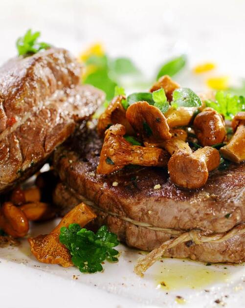 Kalbsmedaillon auf gebratenem Gemüse mit Pfifferlingen