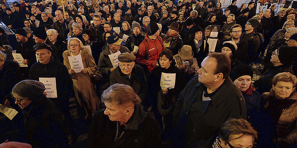 In Warschau haben mehr als tausend Menschen an einem Schweigemarsch für einen Regierungskritiker teilgenommen, der sich vor wenigen Wochen aus Protest gegen die nationalkonservative Regierung selbst angezündet hatte.