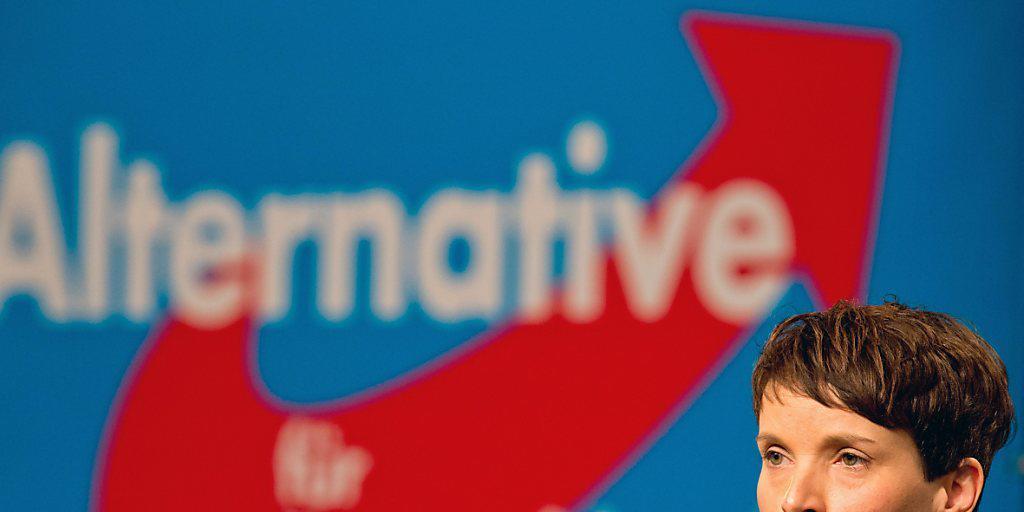 AfD-Parteichefin Frauke Petry fordert Merkels Rücktritt.