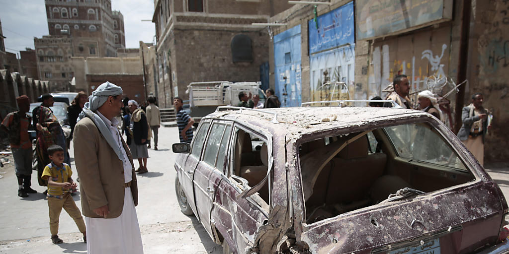Beschädigtes Fahrzeug nach einem saudi-arabischen Luftangriff auf Jemens Hauptstadt Sanaa. Laut der Entwicklungsorganisation Oxfam bahnt sich im Bürgerkriegsland eine humanitäre Katastrophe an. Beschädigtes Fahrzeug nach einem saudi-arabischen Luftangriff auf Jemens Hauptstadt Sanaa. Laut der Entwicklungsorganisation Oxfam bahnt sich im Bürgerkriegsland eine humanitäre Katastrophe an.