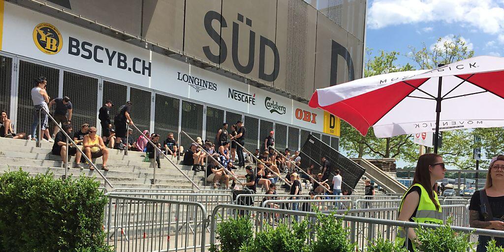Bereits am Mittag versammelten sich vor dem Stade de Suisse die ersten Fans der Rockgruppe Rammstein. Für das Konzert am Abend werden über 40'000 Besucher erwartet. Bereits am Mittag versammelten sich vor dem Stade de Suisse die ersten Fans der Rockgruppe Rammstein. Für das Konzert am Abend werden über 40'000 Besucher erwartet.