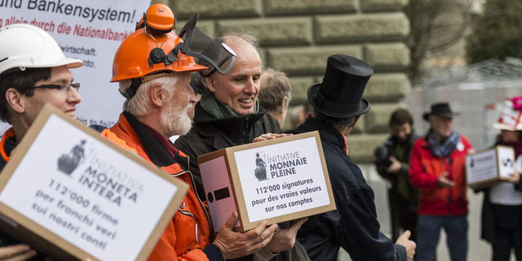 Der Bundesrat lehnt die im Dezember eingereichte Vollgeld-Initiative ohne Gegenentwurf ab. Eingereicht wurde das Begehren von als Berufsleute verkleideten Aktivisten. (Archivbild)