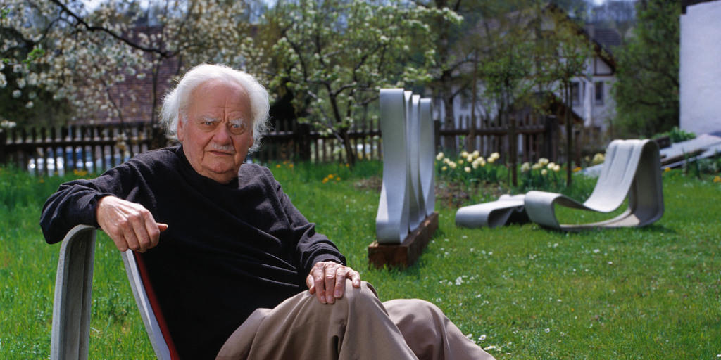Willy Guhl sitzt in einem seiner legendären Stühle (Archiv)