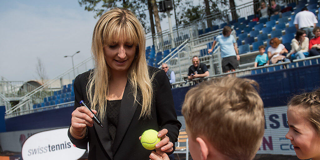 Mehr Ambiente für die Tennisfans: Die verletzte Timea Bacsinszky schreibt in Lugano Autogramme