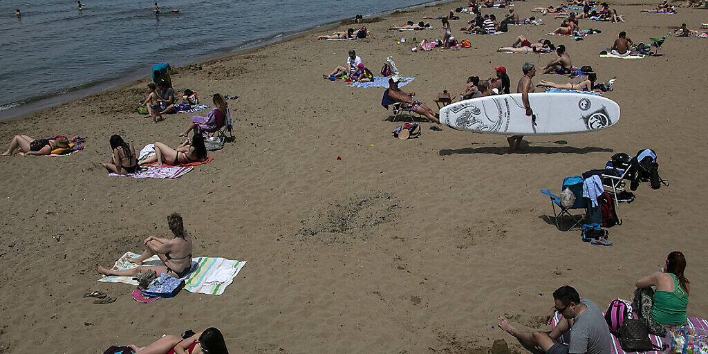 Griechenland will Regeln f&uuml;r Tourismus: Einheimische am Strand der Athener Vorstadt Kavouri am Sonntag nach Lockerung der Corona-Regeln.