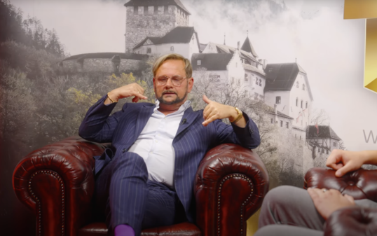 Unter FMA-Aufsicht oder nicht? Je nach Video gibt es unterschiedliche Aussagen von TGI-Inhaber Kaltenegger.