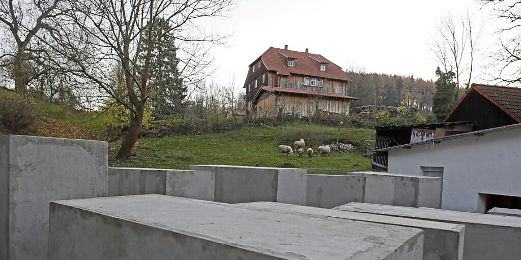 Die Betonstelen vor Höckes Haus sollen an das Holocaust-Mahnmal in Berlin erinnern.