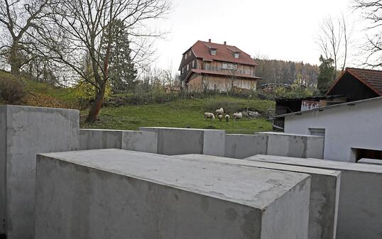 Die Betonstelen vor Höckes Haus sollen an das Holocaust-Mahnmal in Berlin erinnern.