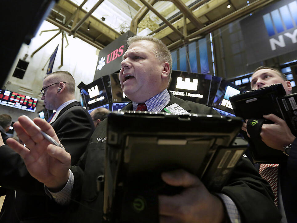 Viel Hektik, grosse Volatilität: Der Dow Jones bewegte sich am Tag nach dem Crash sprunghaft, macht aber zu Handelsschluss einen grossen Sprung nach oben.