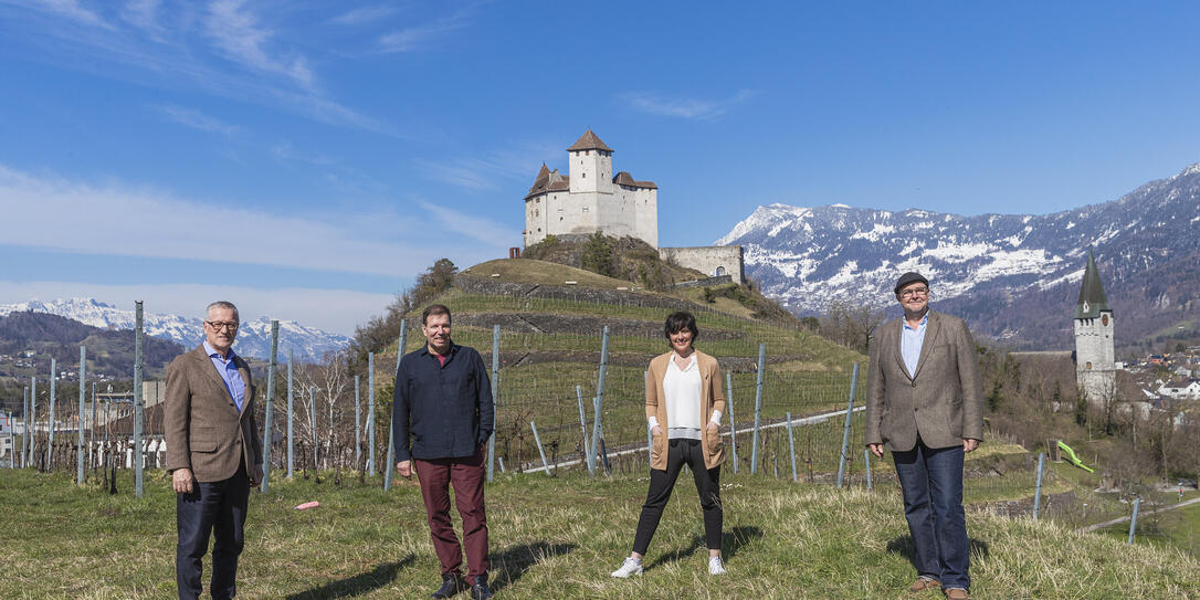 Der Vorstand des Vereins Festspiele Burg Gutenberg stellte sich vor: Präsident Dominik Frick, Regisseur Niko Büchel, Kommunikationsverantwortliche Heidi Salmhofer und Vizepräsident Thomas Hassler. Der Vorstand des Vereins Festspiele Burg Gutenberg stellte sich vor: Präsident Dominik Frick, Regisseur Niko Büchel, Kommunikationsverantwortliche Heidi Salmhofer und Vizepräsident Thomas Hassler.