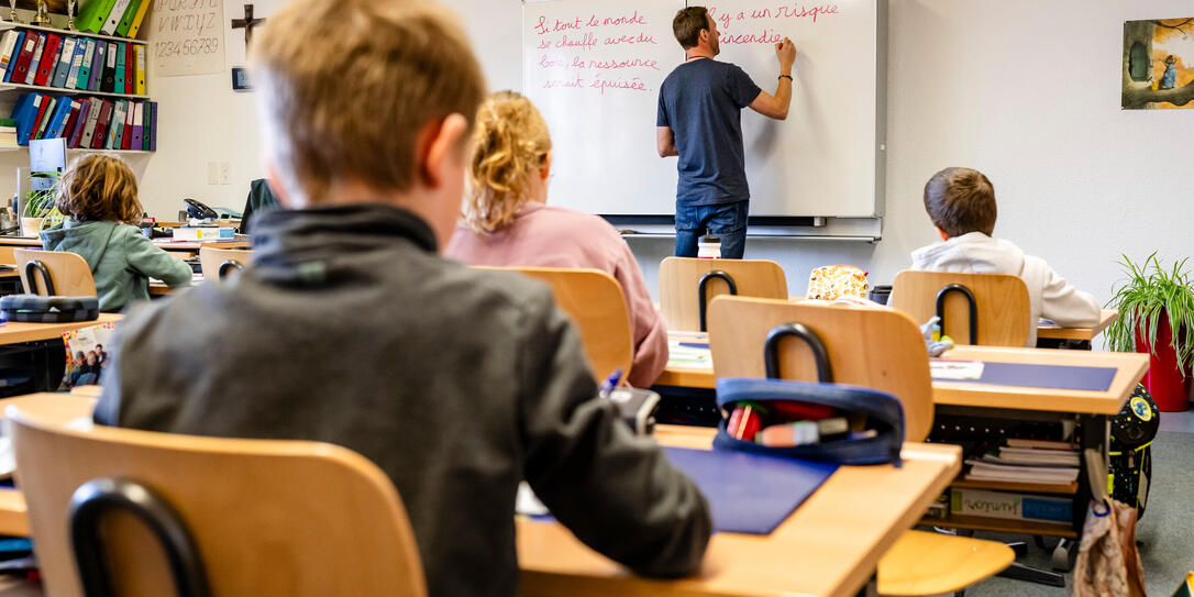 UNTERRICHT, KLASSENZIMMER, BILDSCHIRMNUTZUNG, ONLINE,