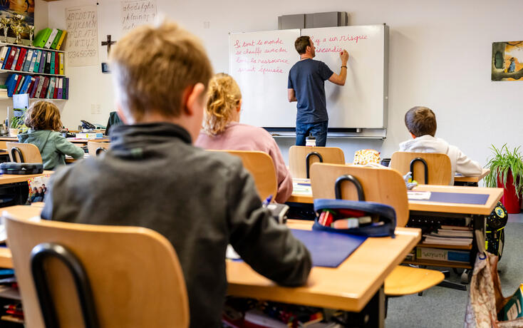 UNTERRICHT, KLASSENZIMMER, BILDSCHIRMNUTZUNG, ONLINE,