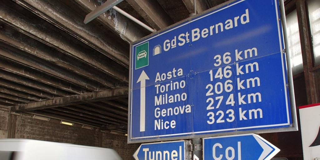 Der Tunnel Grosser St. Bernhard zwischen dem Wallis und Italien ist bis am 8. Oktober wegen eines technischen Defekts gesperrt. Autofahrer müssen über den Pass ausweichen, Lastwagenfahrer benutzen den Simplonpass. (Archivbild)