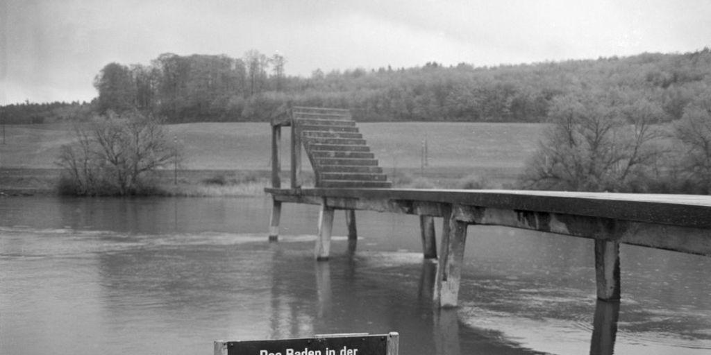 1966 wurde im Solothurner Strandbad noch mit einem Schild auf die Gefahren in der verschmutzten Aare hingewiesen - heute ist Baden in Schweizern Gewässern eine Selbstverständlichkeit.