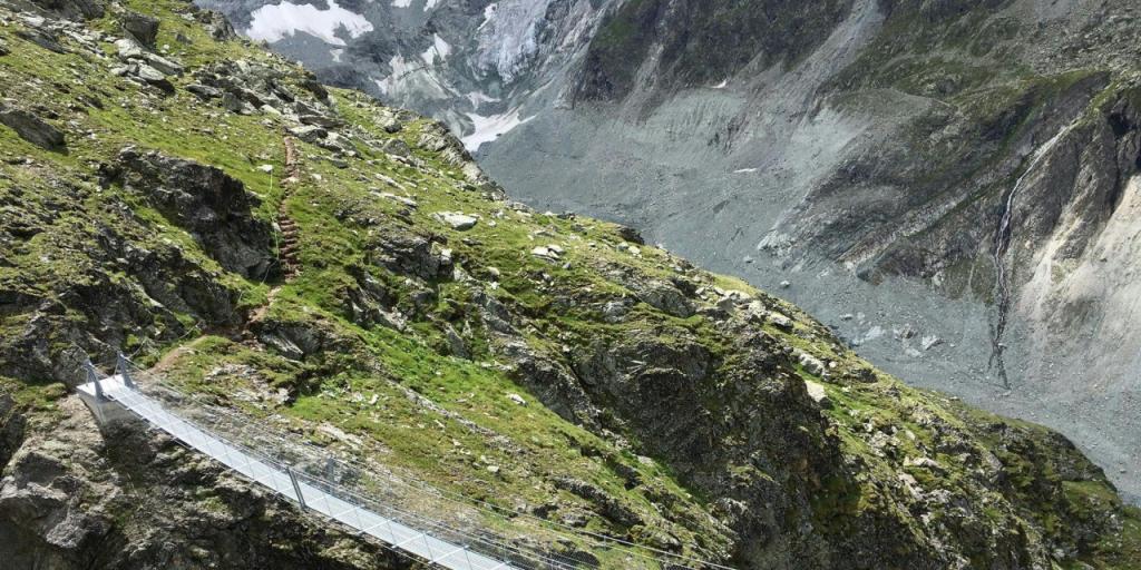 In 120 Metern Höhe überquert die neue, 45 Meter lange Hängebrücke den Bergbach Tsina de Vio.