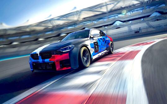 Der BMW M2 Racing besitzt einen Reihen-4-Zylinder-Motor mit M-Twin-Power-Turbo-Technologie und bringt 313 PS auf die Strecke. Er erreicht eine H&ouml;chstgeschwindigkeit von circa 270 km/h.