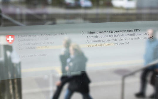 Im Kampf gegen mutmassliche Steuersünder geht die Eidg. Steuerverwaltung in die Offensive: Die Namen von betroffenen Personen werden geoutet - um ihnen die Möglichkeit zu geben, Rechtsmittel zu ergreifen