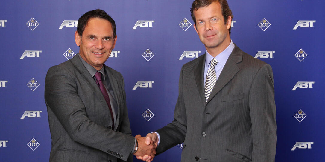 S.D. Prinz Max von und zu Liechtenstein, CEO LGT, (rechts) und Hans-Jurgen Abt, CEO ABT Sportsline, (links) anlasslich der Unterzeichnung des Sponsoringvertrags.