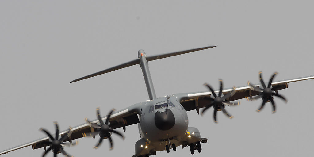 Ein A400M im Landeanflug - Airbus empfiehlt Kontroll-Checks bei allen Triebwerken (Archiv)