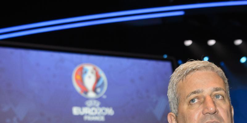 Nationalcoach Vladimir Petkovic verfolgt in Paris die Auslosung zur Euro 2016