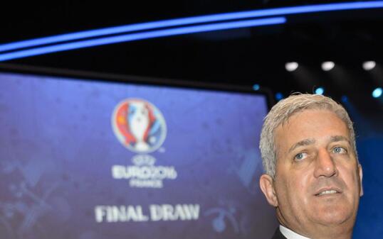 Nationalcoach Vladimir Petkovic verfolgt in Paris die Auslosung zur Euro 2016