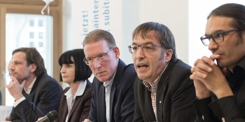 Der Vaterschaftsurlaub soll vors Volk: Die Initianten präsentieren an einer Medienkonferenz in Bern ihre Initiative für einen vierwöchigen bezahlten Vaterschaftsurlaub. Der Vaterschaftsurlaub soll vors Volk: Die Initianten präsentieren an einer Medienkonferenz in Bern ihre Initiative für einen vierwöchigen bezahlten Vaterschaftsurlaub.