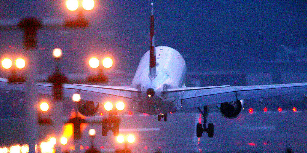 Höhere Abgaben für verspätete Nachtflüge: Damit will der Flughafen Genf die Lärmbelastung begrenzen. (Symbolbild)