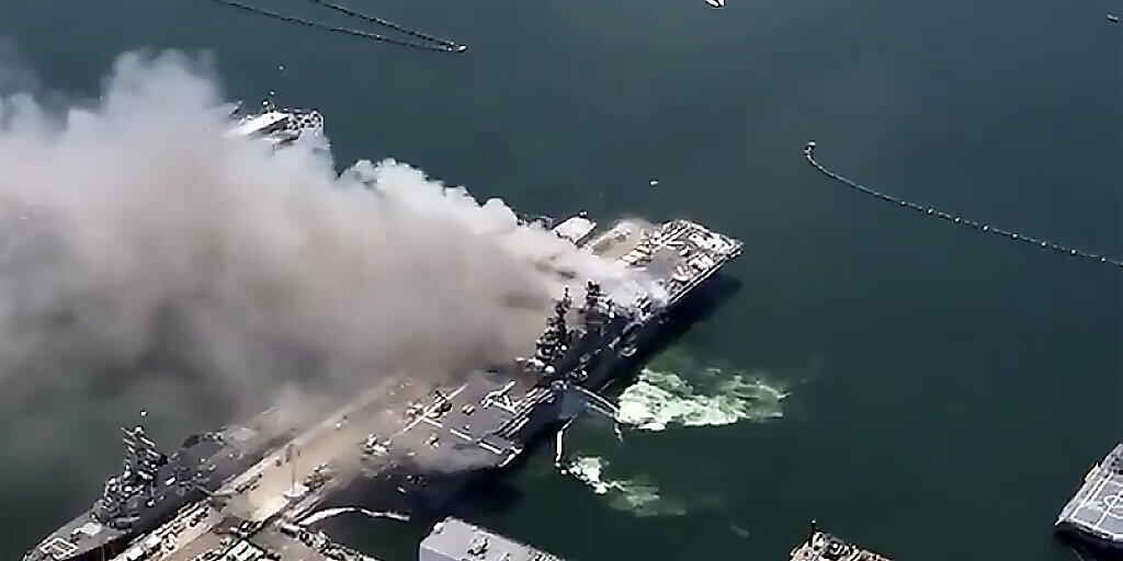 Beim Ausbruch eines Feuers auf einem US-Marineschiff hat es am Sonntag (Ortszeit) zahlreiche Verletzte gegeben.