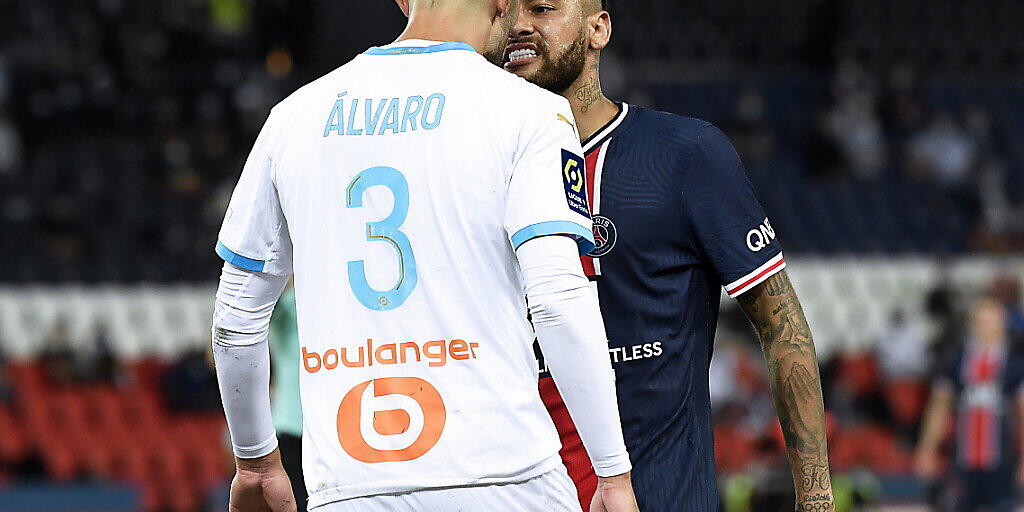PSG-Superstar Neymar und Alvaro Gonzalez von Olympique Marseille geraten aneinander PSG-Superstar Neymar und Alvaro Gonzalez von Olympique Marseille geraten aneinander