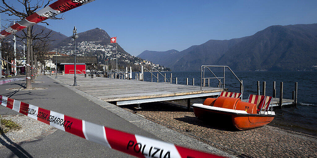 Mehrere Gemeinden im Tessin haben Erholungszonen und Parkplätze in der Nähe solcher Gebiete gesperrt. Im Bild das Seeufer Luganos.
