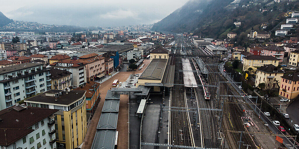 Blick auf den Bahnhof Bellinzona und den neuen Umsteigebahnhof mit Busstation.