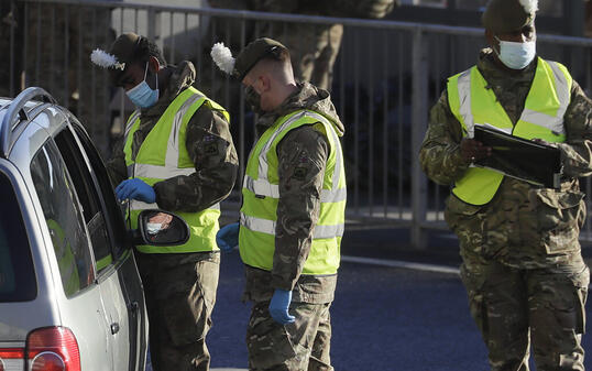 Soldaten führen einen Corona-Test bei einem Autofahrer vor dem Hafen von Dover durch. Foto: Kirsty Wigglesworth/AP/dpa