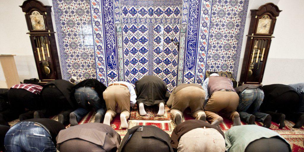 Gläubige beten am Tag der offenen Moschee der Bosnisch-Islamischen Gemeinschaft in St. Gallen: Fast alle zugewanderten Muslime fühlen sich hierzulande mit der Schweiz verbunden. Dennoch sind sie oft Vorbehalten der Einheimischen ausgesetzt. (Themenbild)