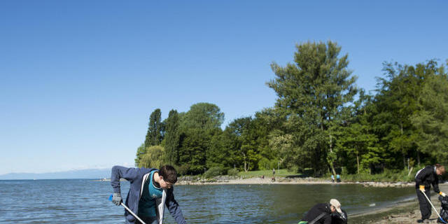 Freiwillige sammeln Abfall am Ufer des Genfersees (Symbolbild)